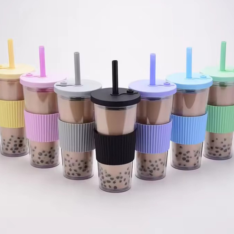 Portable transparent plastic tumbler with lid
